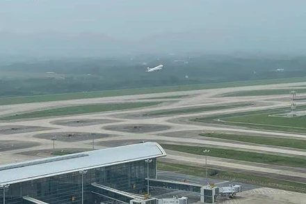 Chuyến bay đầu tiên của sân bay Lộc Khẩu sau đợt bùng phát Covid-19 ngày 20/7. (Ảnh: CCTV) 