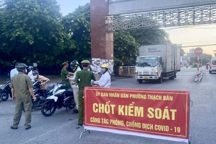 Kiểm soát người đi đường tại chốt kiểm soát trên địa bàn phường Thạch Bàn, quận Long Biên, Hà Nội.