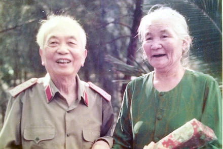 Đại tướng Võ Nguyên Giáp và Anh hùng Lao động Phạm Thị Nghèng. (Ảnh: baoquangbinh.vn)