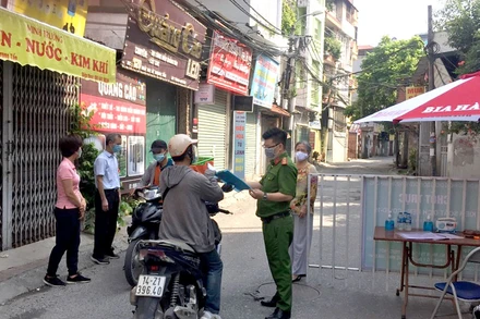 Siết chặt việc ra vào các khu dân cư để phòng, chống dịch.