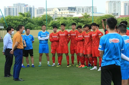 Phó chủ tịch thường trực LĐBĐ Việt Nam, ông Trần Quốc Tuấn trong lần gặp gỡ, động viên và giao nhiệm vụ cho ĐTQG Việt Nam. (Ảnh: VFF)
