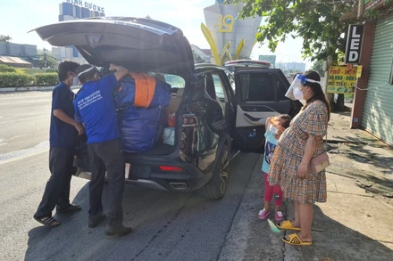 Nhóm tình nguyện viên giúp gia đình chị Loan sắp xếp đồ để trở về quê.