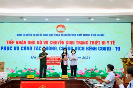 Đại diện Viettel Hà Nội ủng hộ Quỹ phòng, chống Covid-19.