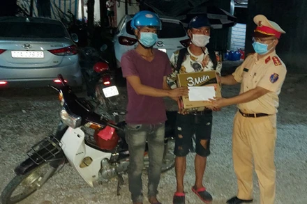 Cảnh sát giao thông hỗ trợ tiền và mì tôm tạm thời giúp hai công dân vượt qua khó khăn.