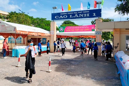 Thí sinh tham dự kỳ thi tốt nghiệp THPT năm 2021 đợt 1 tại điểm thi Trường THPT Cao Lãnh 1, huyện Cao Lãnh, tỉnh Đồng Tháp. (Ảnh: HỮU NGHĨA)