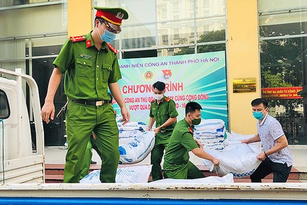 Cán bộ, chiến sĩ trẻ của lực lượng công an Thủ đô vận chuyển lương thực, nhu yếu phẩm từ nơi tập kết đến các khu dân cư.