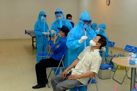 Nhân viên y tế lấy mẫu xét nghiệm Covid-19 cho nhân dân tổ 32, phường Vĩnh Hưng, quận Hoàng Mai (Hà Nội). (Ảnh: Đăng Khoa)