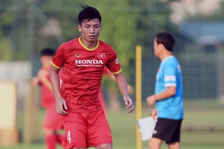 Trung vệ Bùi Tiến Dũng bất ngờ gặp chấn thương ở những ngày chuẩn bị cuối cùng. (Ảnh: VFF)