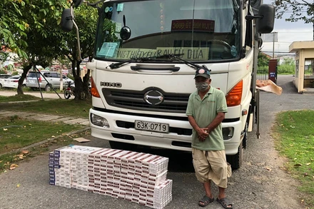 Lái xe lợi dụng phương tiện của mình đã được cấp “luồng xanh” để vận chuyển thuốc lá lậu.