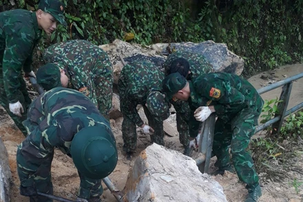 Cán bộ, chiến sĩ Đồn Biên phòng A Pa Chải khắc phục sạt lở trên đường đi mốc 0 - A Pa Chải.