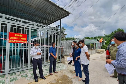 Ngành y tế kiểm tra cách ly y tế tại nhà. (Ảnh: BYT)