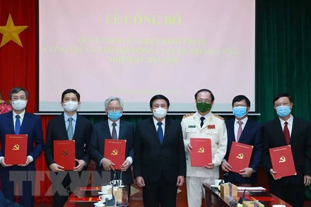 Đồng chí Nguyễn Xuân Thắng, Ủy viên Bộ Chính trị, Chủ tịch Hội đồng Lý luận Trung ương, Giám đốc Học viện Chính trị quốc gia Hồ Chí Minh trao quyết định cho các đồng chí Thường trực Hội đồng Lý luận Trung ương. (Ảnh: TTXVN).