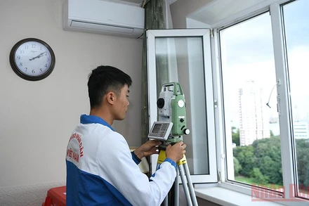 Thành viên Đội tuyển Kinh tuyến luyện tập kỹ thuật, hiệu chỉnh thiết bị trong thời gian thực hiện cách ly.