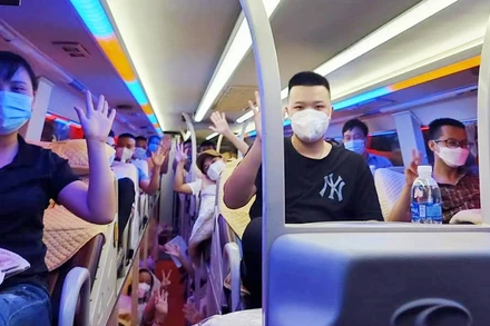 Các y, bác sĩ vui vẻ lên đường nhận nhiệm vụ.