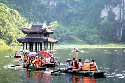 Du khách tham quan Quần thể danh thắng Tràng An, Ninh Bình. (Ảnh: Hồng Hạnh)