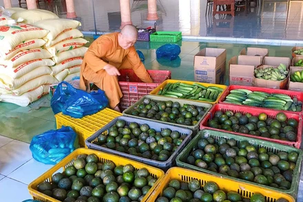 Tịnh Xá Ngọc Cầu huyện Cầu Kè, tỉnh Trà Vinh chuẩn bị lương thực, thực phẩm lên Tổ Đình Ngọc Phương ở quận Gò Vấp, TP Hồ Chí Minh. (Ảnh: Pháp Trí)
