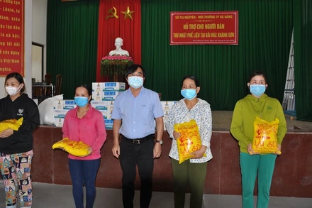 Giám đốc Sở Tài nguyên và Môi trường Đà Nẵng Tô Văn Hùng trao quà hỗ trợ người dân mưu sinh khu vực bãi rác Khánh Sơn.