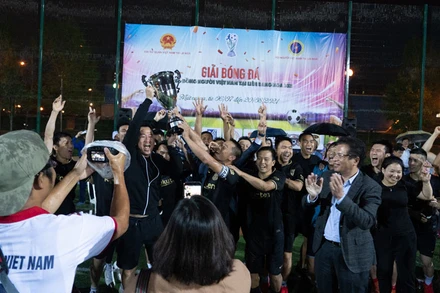 FC Anh em nâng cao cúp vô địch. (Ảnh: THANH THỂ)