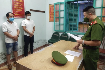 Hai nhân viên công tác tại doanh nghiệp ở tỉnh Hưng Yên đưa hối lộ. 