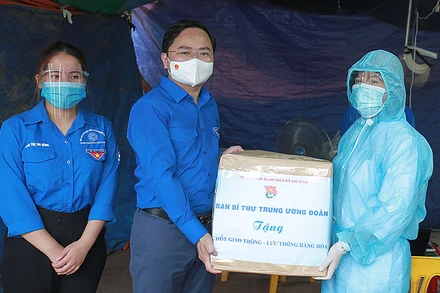 Bí thư thứ nhất Trung ương Đoàn thăm hỏi, trao quà động viên các y bác sĩ, thanh niên tình nguyện tại chốt kiểm soát dịch bệnh. 