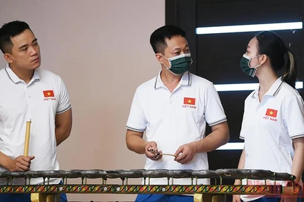 Các thành viên đội tuyển bên chiếc đàn đá - "vũ khí đặc biệt" của Đội quân văn hóa tham gia Army Games 2021. Ảnh: TRỌNG HẢI