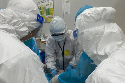 Hai em bé chào đời an toàn dù mẹ mắc suy hô hấp nặng do nhiễm SARS-CoV-2. 