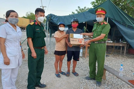 Tổ công tác trực chốt kiểm dịch trao tặng phần quà cho vợ chồng anh Hoàng Văn Cương và Trịnh Thị Tòng.