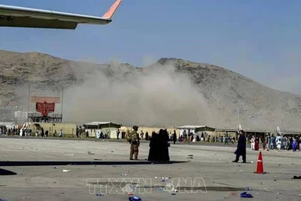 Khói bốc lên gần hiện trường vụ nổ ở sân bay Kabul. IS đã tuyến bố là người thực hiện vụ đánh bom. Ảnh: THX/TTXVN