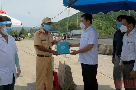 Chủ tịch UBND tỉnh Phú Yên Trần Hữu Thế trao tặng điện thoại thông minh cho chốt kiểm soát Covid-19 trên tuyến quốc lộ 1A tại Hảo Sơn, thị xã Đông Hòa để người dân thực hiện khai báo y tế bằng QR Code.