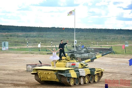 Màn trình diễn múa bale trên nóc xe tăng gây ấn tượng mạnh tại lễ khai mạc cuộc thi Xe tăng hành tiến. Ảnh: TRỊNH DŨNG