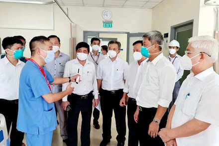 PGS, TS, BS Nguyễn Lân Hiếu giới thiệu công tác điều trị tại Bệnh viện dã chiến hồi sức cấp cứu.