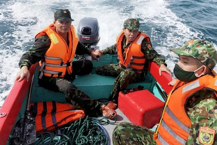 Cán bộ, chiến sĩ Đồn Biên phòng Bình Minh tìm kiếm ngư dân mất tích.