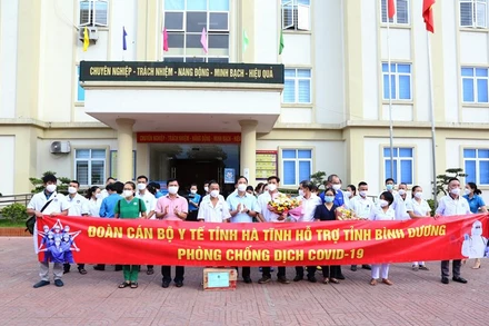 Các đồng chí lãnh đạo tỉnh Hà Tĩnh tặng hoa, động viên đoàn công tác.