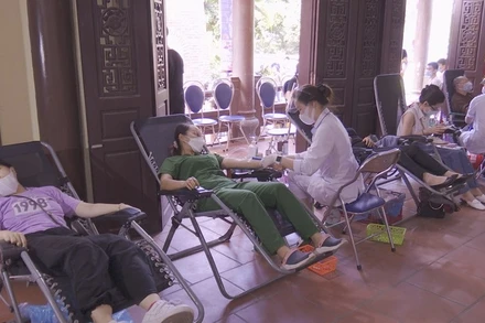 Các tình nguyện viên tham gia hiến máu