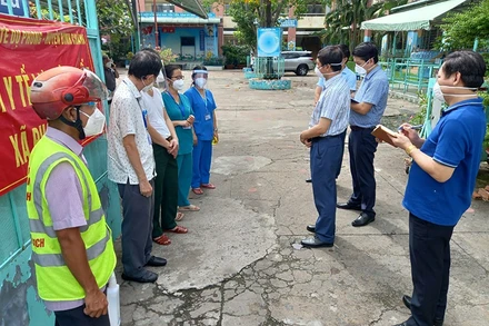 PGS, TS Nguyễn Hoàng Long, Cục trưởng Cục Phòng, chống HIV/AIDS kiểm tra tại một trạm y tế lưu động.