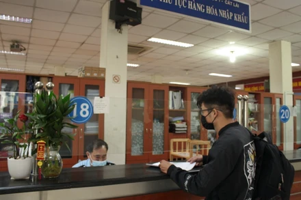 Đại diện doanh nghiệp làm thủ tục thông quan tại Chi cục Hải quan cửa khẩu cảng Sài Gòn khu vực 1 (Cục Hải quan TP Hồ Chí Minh).