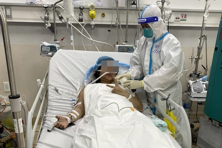 Hội chẩn can thiệp ECMO đã cứu sống hai mẹ con bệnh nhân nhiễm Covid-19. (Ảnh: BV cung cấp)