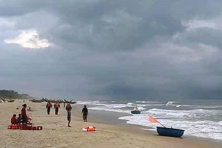 Lực lượng chức năng tìm kiếm nạn nhân mất tích.