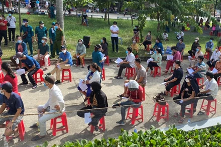 Người dân chờ tiêm vaccine ngừa Covid-19 tại một điểm tiêm chủng ở Bình Dương.