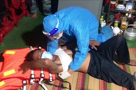 Nạn nhân được cấp cứu, vào bờ kịp thời.
