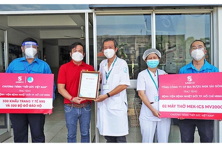 Đại diện Ban Tổ chức chương trình “Tiếp sức Việt Nam” trao máy thở và vật tư y tế, nhu yếu phẩm hỗ trợ Bệnh viện Nhiệt đới 2 (TP Hồ Chí Minh).