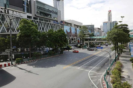 Đường phố thủ đô Bangkok vắng vẻ do các lệnh phong tỏa. (Ảnh: Bưu điện Bangkok)