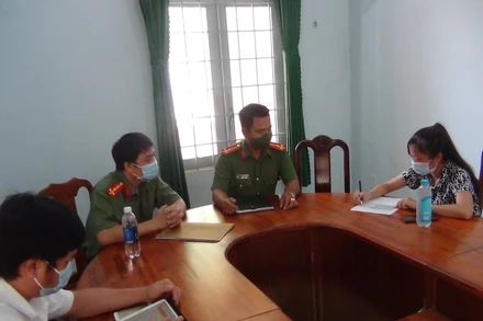 Đại diện cơ quan chức năng làm việc với đối tượng N.T.N.H