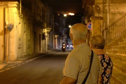 Người dân nhìn đám cháy thiêu rụi một khu rừng thông từ làng Giarratana, trên đảo Sicily, Italia vào ngày 11/8. (Ảnh cắt từ video, nguồn: Reuters).