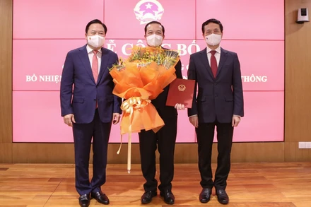 Bộ trưởng Thông tin và Truyền thông Nguyễn Mạnh Hùng và Chủ tịch Ủy ban Quản lý vốn Nhà nước tại doanh nghiệp Nguyễn Hoàng Anh trao quyết định bổ nhiệm của Thủ tướng Chính phủ cho đồng chí Phạm Đức Long.