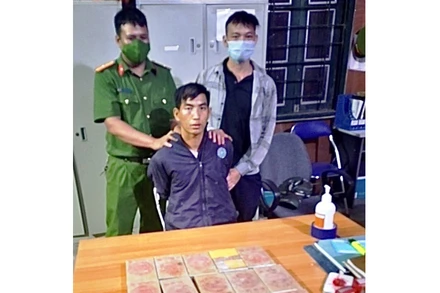 Đối tượng Vàng A Páo cùng tang vật tại cơ quan điều tra.