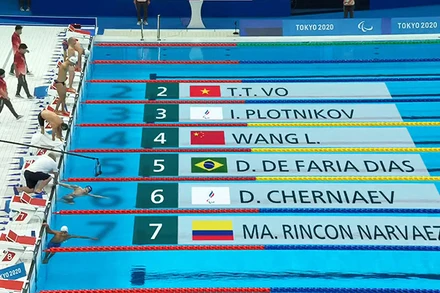 Võ Thanh Tùng bơi ở làn số 2. 