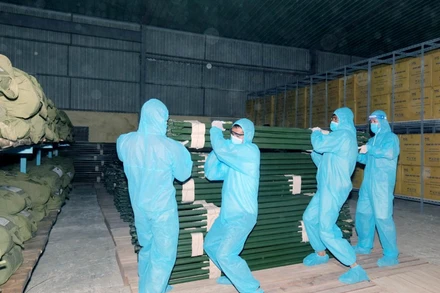 Vận chuyển nhà bạt cứu sinh xuất cấp cho TP Hồ Chí Minh phòng, chống dịch tại Chi cục Dự trữ Nhà nước Lâm Đồng, ngày 20/8.