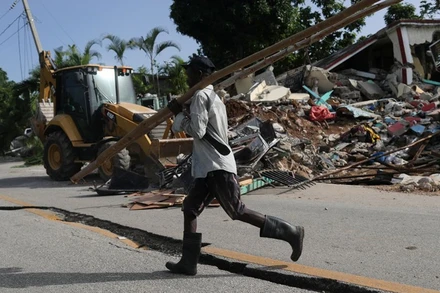 Vết rạn trên một tuyến đường tại Les Cayes, Haiti, sau trận động đất ngày 14/8. (Ảnh: Reuters)