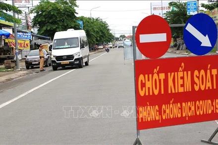 Chốt kiểm soát phòng, chống dịch Covid-19 số 1 tại phường Trường An, thành phố Vĩnh Long (tỉnh Vĩnh Long). (Ảnh: TTXVN).